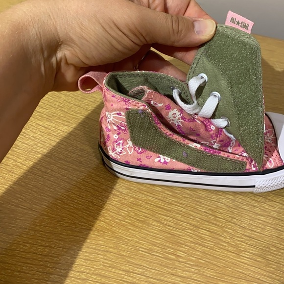 Kids floral pink Chuck Taylor, Velcro sides, size 8 - Picture 2 of 8